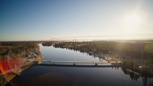 Flygfoto över Piteåälven och bron på hösten med reflekterande vatten