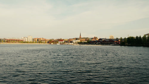 Naturskön sommarkväll i Luleå: Stadsbild vid vattnet