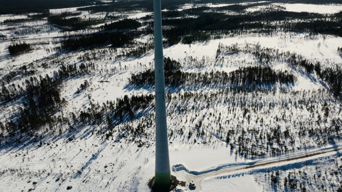 Flygfoto över vindkraftverk vid Markbygdens vindpark på vintern