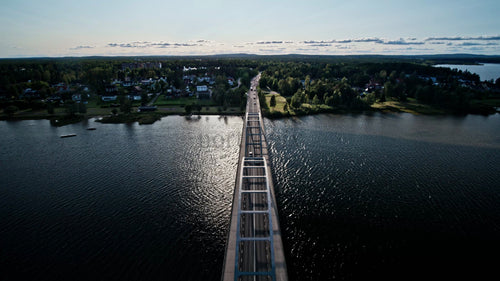 Sommarkväll i Luleå: Flygfoto över bro och vatten