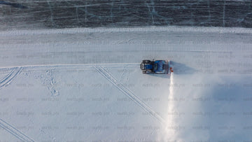 Flygfoto från drönare av snöröjning på frusen sjö i Luleå, Sverige under vintern
