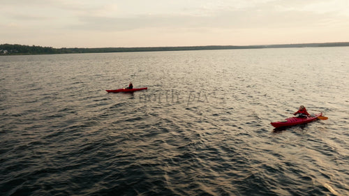 Kajakpaddling i solnedgången: Två personer utforskar en lugn sjö i Luleå, Sverige