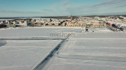 Vinter i Luleå: Flygfoto över den frusna viken, stadsbilden och människor som njuter av en solig dag