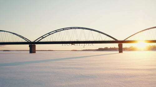 Vintersolnedgång över bron i Luleå, Sverige: Flygfoto från drönare