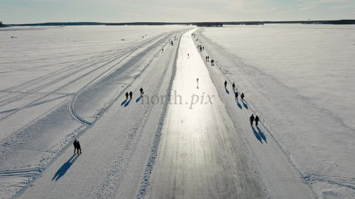 Vinteråkning och promenader på den frusna sjön i Luleå, Sverige