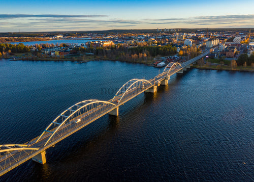 Flygfoto över bron över älven under den gyllene kvällstimmen i Luleå
