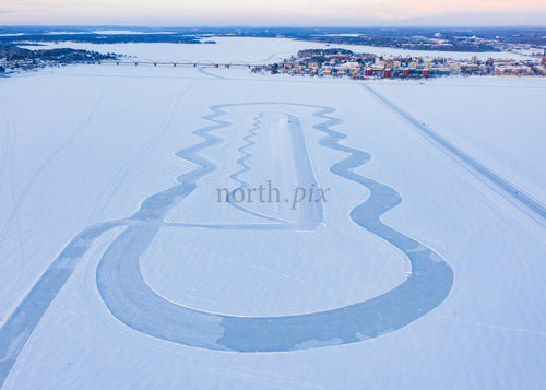 Flygfoto över vinterisbanan i Luleå under den blå timmen
