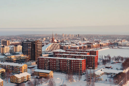 Snöiga Luleå centrum Flygfoto över moderna röda och bruna byggnader på vintern