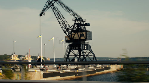 Luleå industrihamn i Sverige: Flygfoto över kranar och parkerade bilar under dagtid