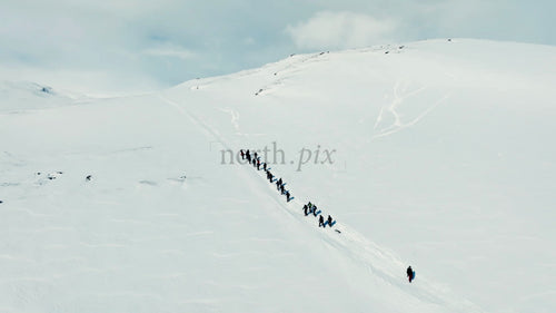 Gruppvandring uppför snötäckta berg i Riksgränsen, Sverige