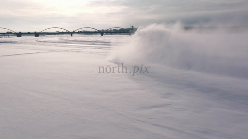 Traktor röjer snö på frusen flod i Luleå, Sverige - Vinterlandskap