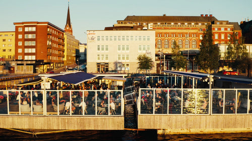 Luleå, Sverige Restaurang vid vattnet: Sommarkväll med människor som njuter av solnedgången