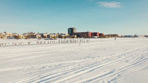 Skridskoåkning på en frusen sjö i Luleå, Sverige - Vinterdrönare