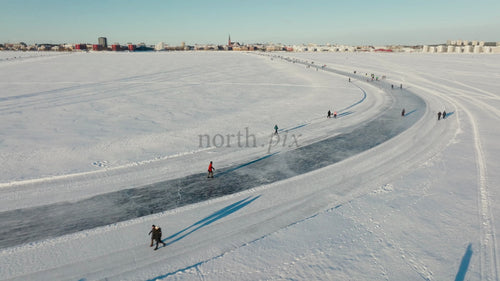 Vinterland i Luleå: Skridskoåkning och promenader på en frusen sjö