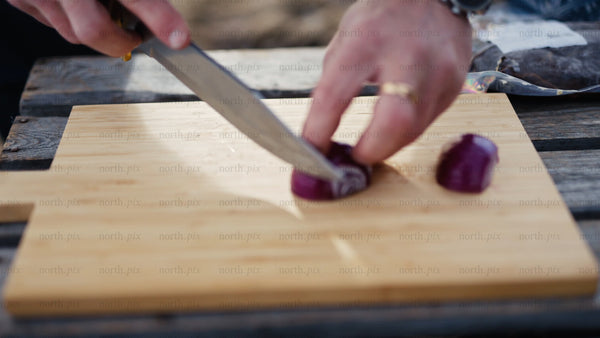 Slicing red onion outdoors in winter, Luleå