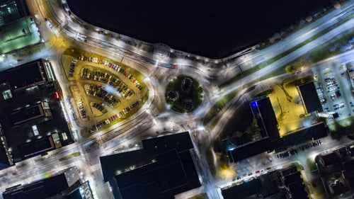 Luleå, Sverige på natten: Flygfoto över trafikflödet i rondellen