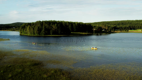 Sommarpaddling i kanot och kajak på en sjö i Luleå, Sverige, drönarfilmer