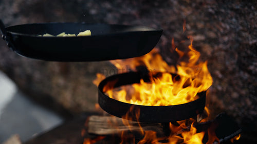 Steka potatis och lök över öppen eld i Luleå, Sverige under vintern