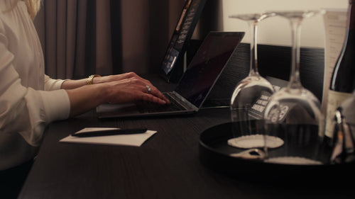 Affärskvinna som arbetar på sin laptop i ett modernt hotellrum