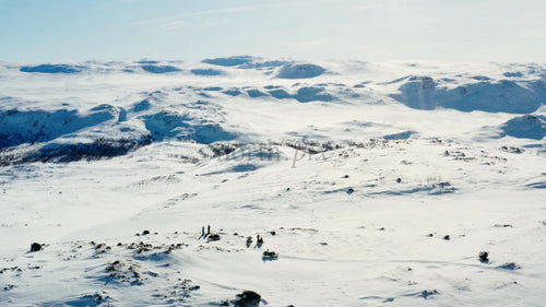 Flygfoto över snötäckta berg i Riksgränsen, Sverige