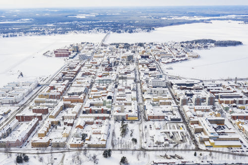 Flygfoto över Luleå centrum i vinterns snöiga landskap ovanifrån