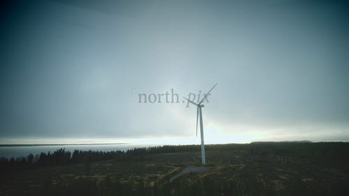 Roterande vindturbin vid havet: Flygfoto över hållbar energi i Finland