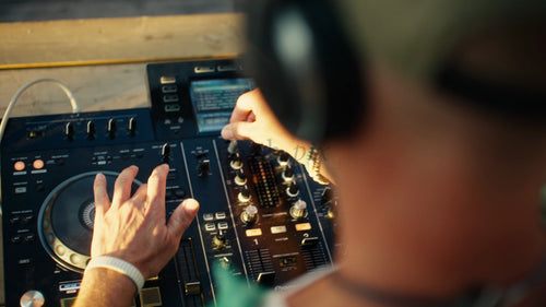 DJ mixar musik på utomhussommarfestivalen under gyllene timmen