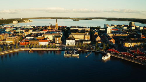 Flygfoto över den gyllene timmen i Luleå centrum, restaurang vid vattnet, sommarsolnedgång i Sverige