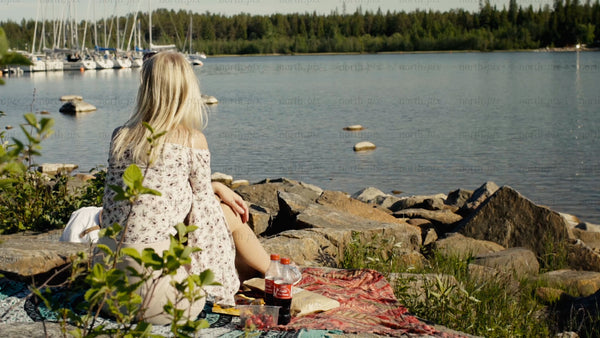 Summer picnic in Luleå: Woman relaxes by the water in Kluntarna archipelago