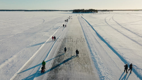 Skridskoåkning och promenader på en frusen sjö i Luleå, Sverige på en solig vinterdag