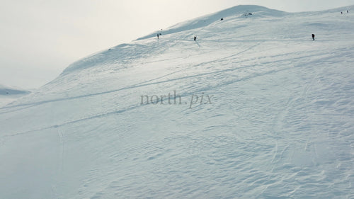 Skidåkare och snowboardåkare bestiger snötäckta berg vid Riksgränsen skidort