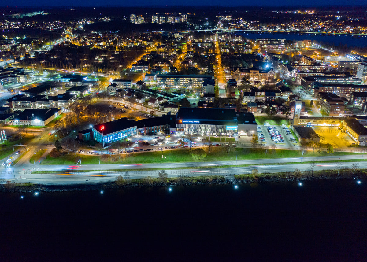 Drönarflygfoto över Luleå på natten under den blå timmen på hösten