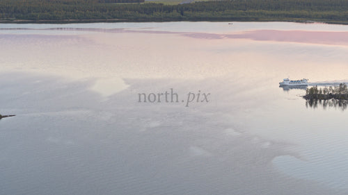 Luleå sommarsolnedgång: Färja och båt på lugn sjö med natursköna reflektioner