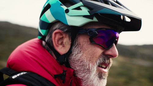 Mountainbiker ler innan utförsåkning i naturen