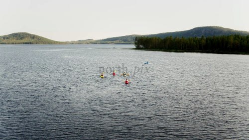 Kajakpaddlare en sommardag i Luleå: Ett lugnt sjöäventyr