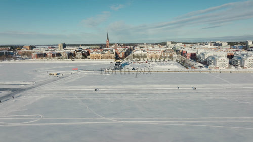 Vinter i Luleå, Sverige: Flygfoto över frusen sjö och stadsaktiviteter