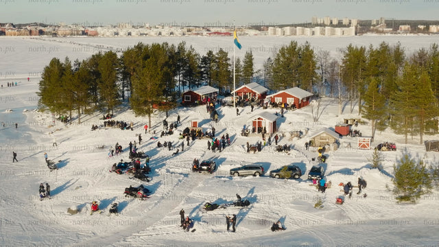 Vinterträff i Luleå, Sverige: Flygfoto från drönaren över snötäckt ö och stadssilhuett