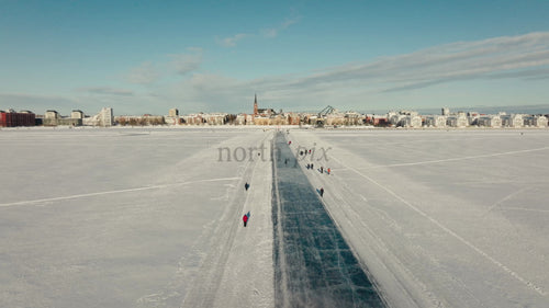 Vinterskridskoåkning i Luleå, Sverige: En solig dag på den frusna sjön