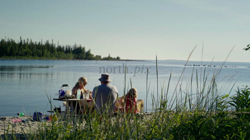 Sommarfamiljepicknick vid Luleås stränder, Sverige