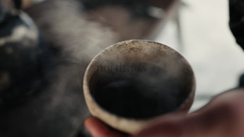 Ångande kopp kaffe en vinterdag i Luleå, Sverige