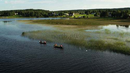 Sommarrodd på en lugn sjö i Luleå, Sverige: En drönarperspektiv