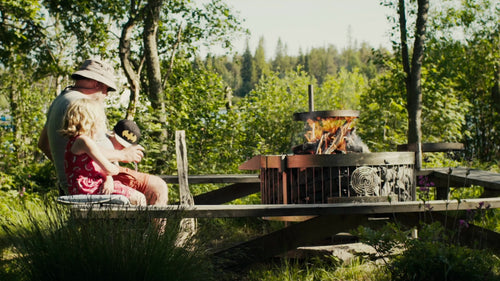 Familjens sommardag vid eldstaden i Kluntarna skärgård, Luleå, Sverige
