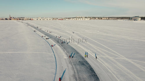 Vinter i Luleå: Flygfoto över människor som njuter av en frusen flod på en solig dag