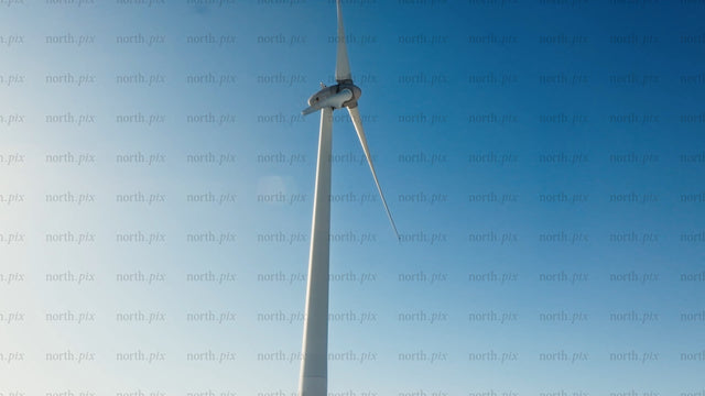 Rotating wind turbine in winter: Sustainable energy in Markbygden, Sweden