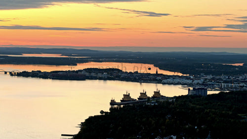 Flygfoto över sommarsolnedgången i Luleå, Sverige: Ett fridfullt landskap