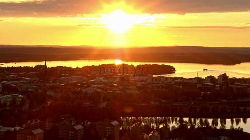 Gyllene solnedgång över Luleå, Sverige: En flygfoto över stadens sommarlandskap