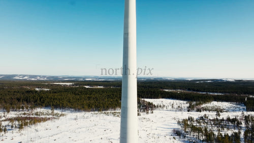 Vindkraftverk roterar i snöigt landskap, Sverige, vinter, grön energi, drönarbild uppåt