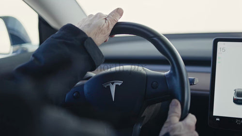 Tesla/Bil på en isväg i Luleå, Sverige: Närbild på dagtid