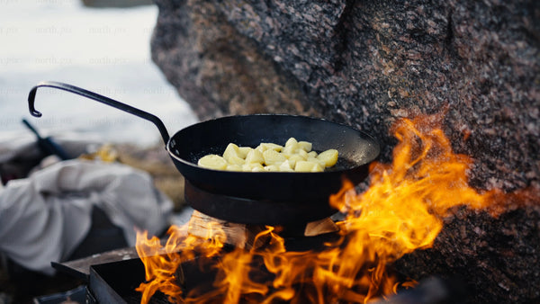 Winter day cooking: Frying potatoes over an open fire in the Luleå archipelago