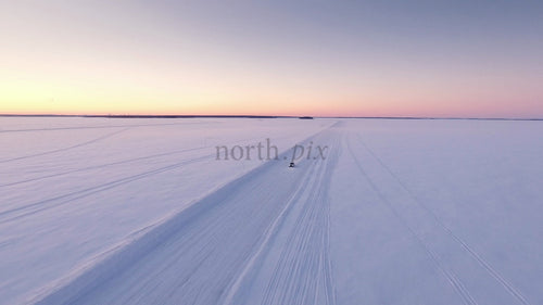 Körning på en frusen isväg i Luleå skärgård vid solnedgången under vintern
